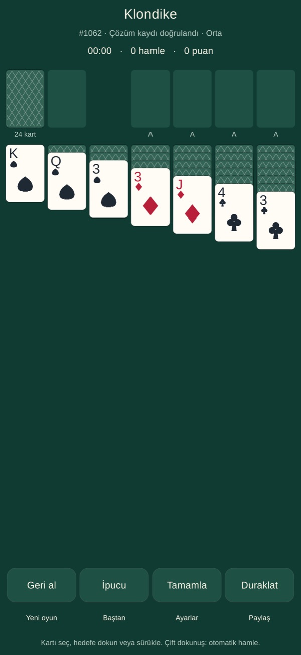 Acelune Solitaire’de yeşil masa üzerinde yedi kart sütunuyla Klondike oyunu